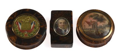 null 25 A rectangular snuffbox and two round boxes in burr wood lined with tortoiseshell...