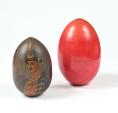 null Deux œufs de Pâques peints, dont un avec portrait de hussard russe en uniforme...