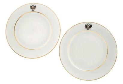 null Deux assiettes provenant du service de table de la famille impériale, en porcelaine...