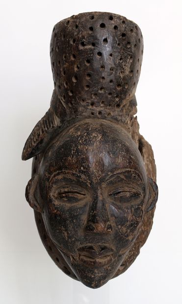 null Africa. Punu mask (Gabon) with exceptional proportions. Accidents, missing parts...