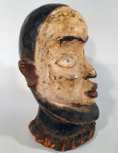 null Africa. Beautiful head covered with caolin on the face and a dark patina on...