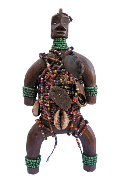 null Afrique. Poupée Namji - Fali (Cameroun). Corps en bois sculpté recouvert de...