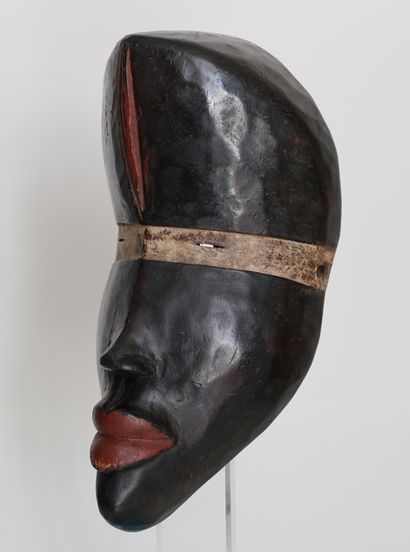 null Africa. This mask has a beautiful frontal volume, the height of which is divided...