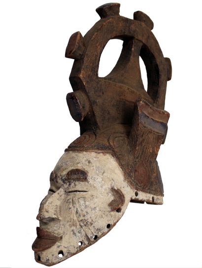 null Afrique. Important masque Igbo remarquable par sa haute coiffe monumentale caractéristique...