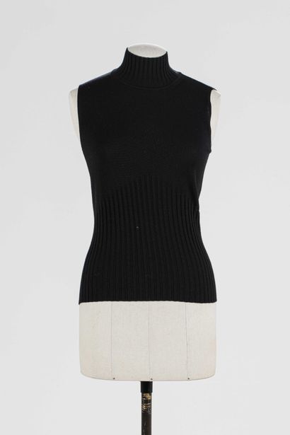 null ESCADA: small sleeveless tank top in black wool. 

T. 34