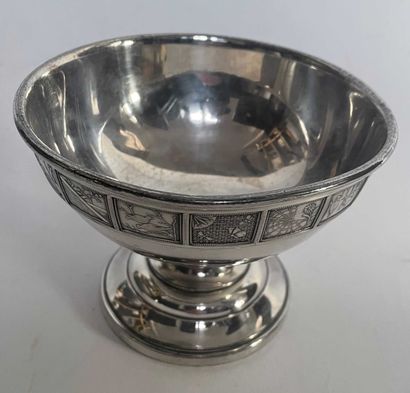 null Cup in silver plated metal decorated with a frieze.