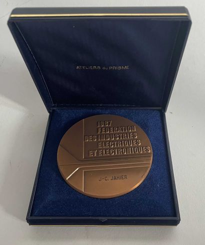 null Commemorative medal in bronze of the federation of the electrical and electronic...
