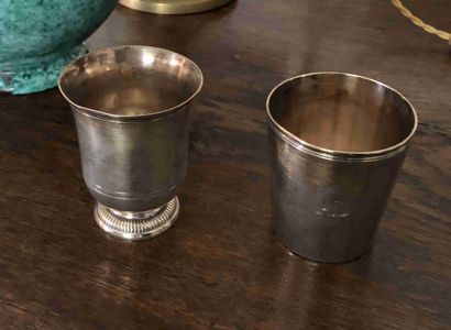 null A silver tulip tumbler PUIFORCAT, joined a silver metal tumbler CRISTOPHLE ...
