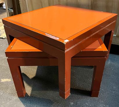 null Two coffee tables in red lacquered wood. 40 x 60 x 60 cm