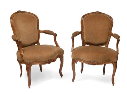 null Pair of armchairs cabriolets in natural wood, molded and carved with flowers,...