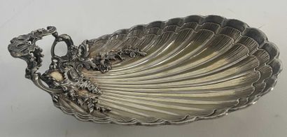 null Shell cup in silver plated metal with rocaille decoration.