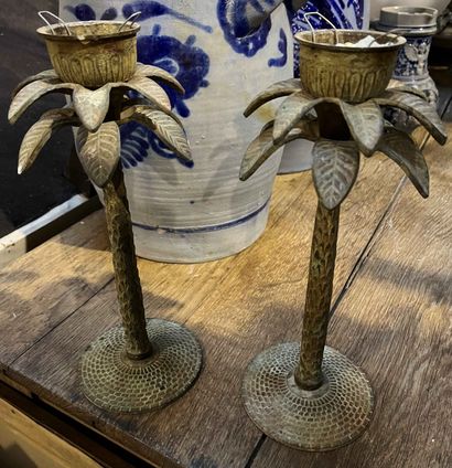 null Pair of candlesticks in patinated metal in the shape of palm trees. Height :...