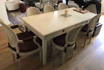 null Rectangular table in grey painted wood. It opens with two drawers in the belt.

Suite...
