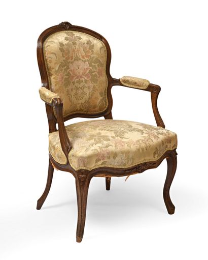 null Armchair in cabriolet in natural wood molded with flowers. Armrests in whiplash,...