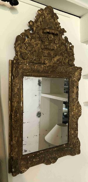 null Wood and gilded stucco pediment mirror decorated with birds and flowers.

Partly...