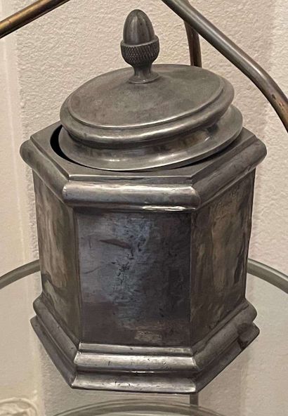 null Covered tobacco pot of octagonal shape in pewter. Height : 22 cm