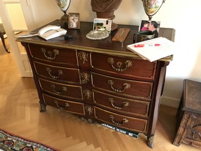 null Veneer chest of drawers with a slightly curved front, opening with five drawers...