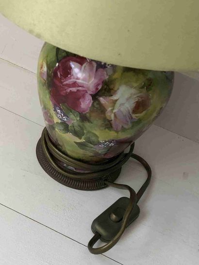 null Porcelain lamp with polychrome decoration of flowers. Mounting in gilded me...