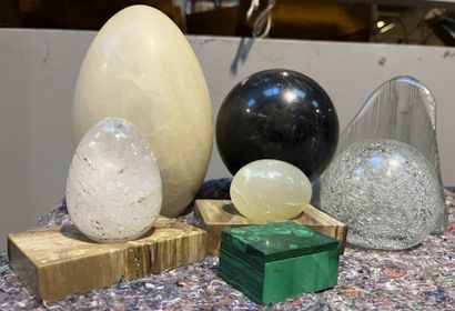 null Lot of eggs and paperweight in hard stone, crystal and glass. A small malachite...