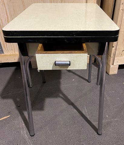 null Table with two extensions in formica. (Misses)