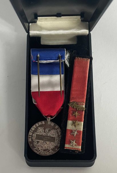 null Medal of work of 1987 in silver. 

Gross weight: 12.2 grams.



A decoration...