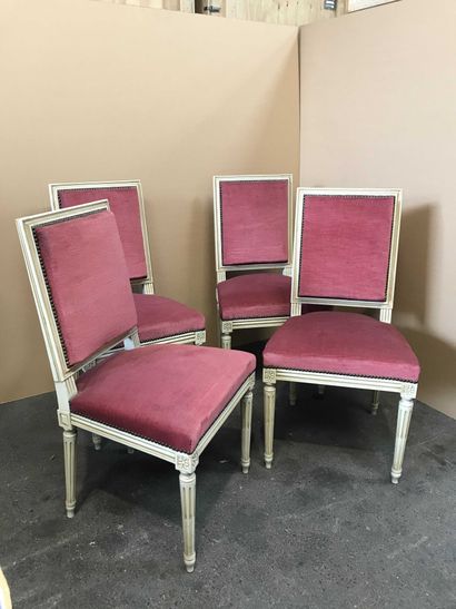 null Suite of four chairs in cream lacquered wood Fluted and rudenté Raspberry velvet...