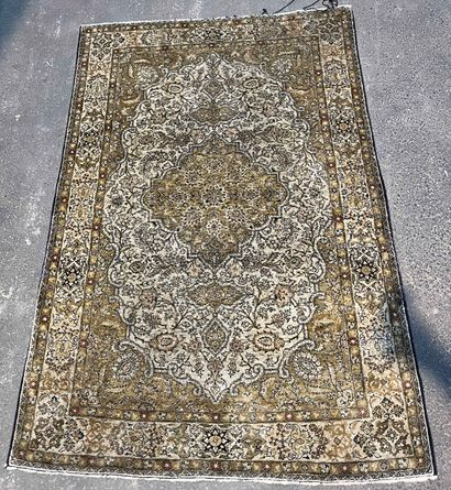 null Carpet with floral motifs in reserves in the form of green medallion. 156 x...