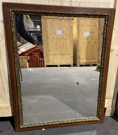 null Large rectangular mirror in natural gilded wood, with rocaille decoration. Beginning...
