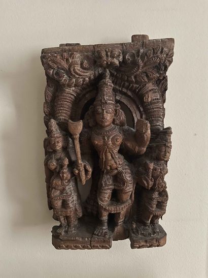 null Bas-relief in wood richly carved representing a divinity. Modern work