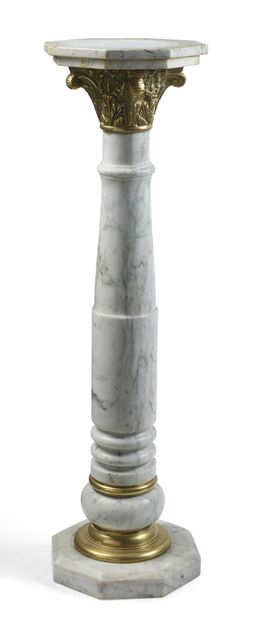 null Pair of columns in veined white marble and chased bronze. Shaft bulging, ringed...