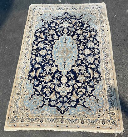 null Carpet with floral motifs on a blue medallion, the cream background. 156 x 106...