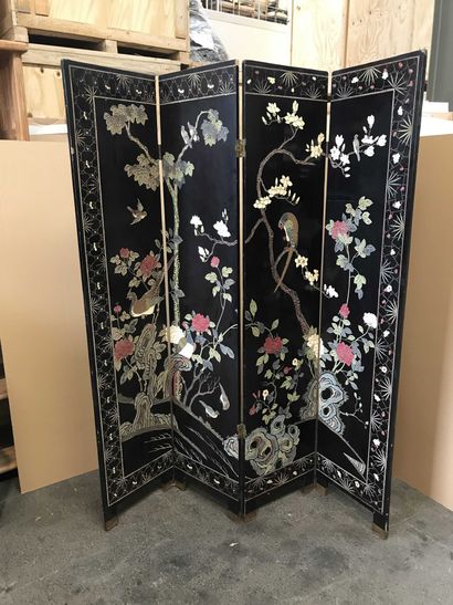 null Screen four leaves in lacquer of Coromandel with a side with decoration of birds...