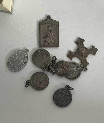 null Lot of religious medals in metal.