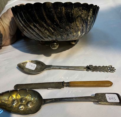 null Two English silver spoons. A knife, the handle in horn and a tripod silver plated...