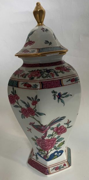 null Baluster jar in Limoges porcelain with Japanese decoration. 

Japanese decoration....