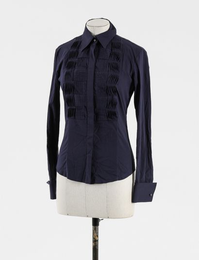 null VERSACE : chemise en popeline de coton bleu à décor de plissé formant un échiquier...