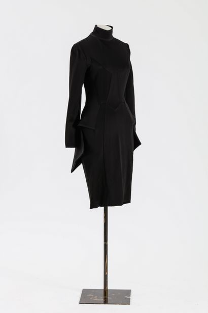 null GIVENCHY : robe noire en viscose, col montant, buste avec surpiqûres soulignant...