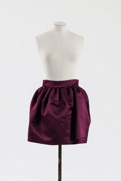 null Christian DIOR: short skirt leaf holder in plum silk, with large pleats, closure...