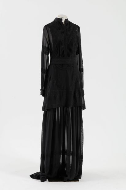 null GIVENCHY : robe de cocktail en soie noire à décor alterné de smocks et de dentelle,...