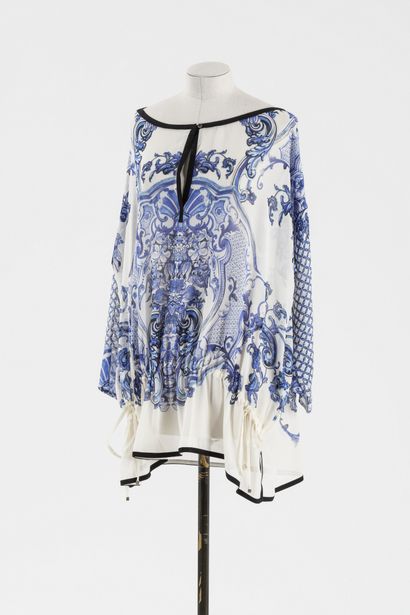 null ROBERTO CAVALLI : blouse en soie blanche à décor de volutes bleues, col rond...