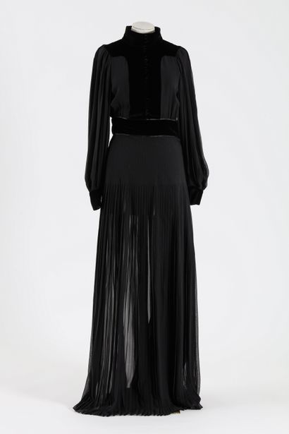 null GUCCI : robe longue de soirée en soie noire dans un goût Victorien, col montant...