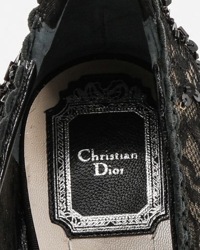 null Christian DIOR: escarpins à plateau en cuir noir recouvert de dentelle parsemée...