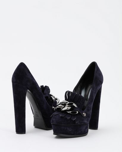 null CASADEI: purple suede moccasin-style pumps, decorated with an iconic chain....
