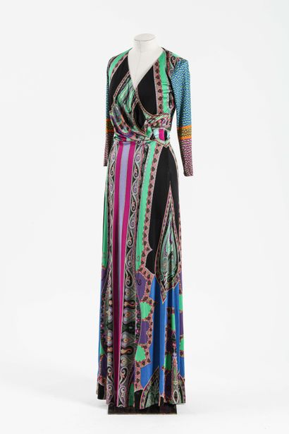null ETRO : robe longue en soie décor de boteth multicolore sur fond noir, décolleté...