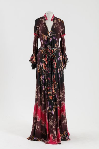 null ETRO : robe longue en soie à décor de boteth et fleurs roses et oranges sur...