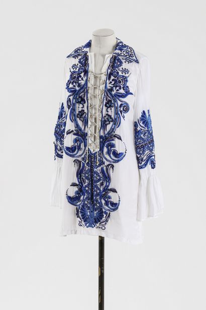 null EMILIO PUCCI : longue tunique en coton blanc à décor de broderies bleues, et...