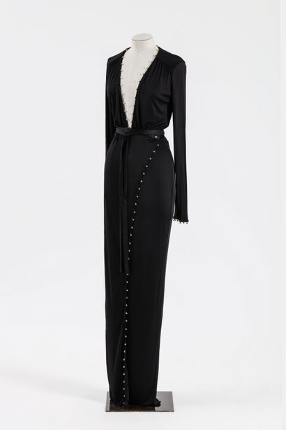 null VERSACE : robe porte-feuille de soirée en viscose noire, bord à décor de pampilles...