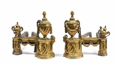 null 237 Paire de chenets en bronze doré à décors d un pot couvert à deux anses et...