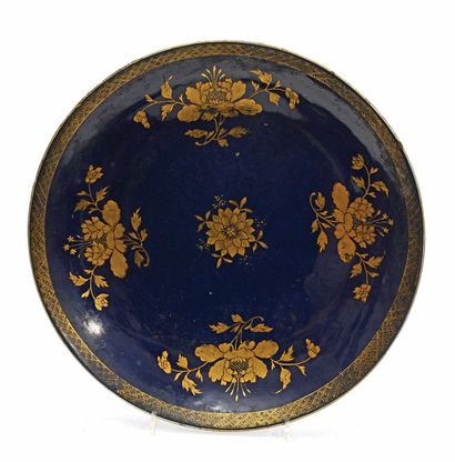 null 207 CHINE - XVIIIe siècle Grand plat en porcelaine émaillée bleu poudré à décor...
