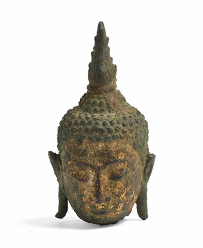 null 204 THAILANDE - XVIIe siècle Petite tête de bouddha en bronze laqué or, les...